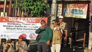 Pemasangan-spanduk-larangan-untuk-masyarakat-agar-tidak-membuang-hewan.jpg