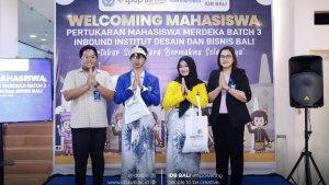 Pemasangan-udeng-sarung-dan-selendang-kepada-perwakilan-mahasiswa-program-PMM.jpg