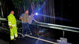 Pembatas-Jalan-Klungkung-Gianyar-di-Wilayah-Umasalakan-Jebol-Aspal-Retak-retak.jpg