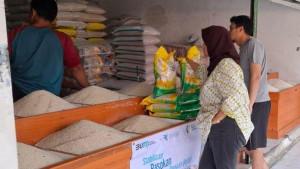 Pembeli-memilih-beras-SPHP-di-Pasar-Gedebage-Kota-Bandung.jpg