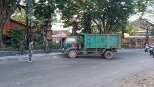 Pembersihan-sisa-luberan-sampah-di-TPS-Gunung-Agung-dan-Satpol-PP-ikut-berjaga-di-depan-TPS.jpg