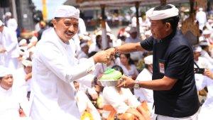 Pemkab-Klungkung-Ngaturang-Bakti-Pengayar-di-Pura-Agung-Besakih.jpg