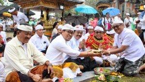 Pemkot-Denpasar-Nganyarin-Walikota-Jaya-Negara-Ngayah-Nopeng-di-Pura-Mandhara-Giri-Semeru-Agung.jpg
