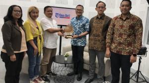 Pemred-Tribun-Bali-Komang-Agus-ketiga-dari-kiri-menerima-plakat-45.jpg