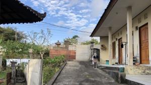 Penampakan-pagar-dinding-tembok-yang-dibangun-manajemen-GWK.jpg