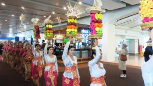 Penampilan-seni-tari-tradisional-Bali-dan-parade-gebogan-di-Bandara-Ngurah-Rai.jpg