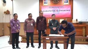 Penandatanganan-nota-kesepahaman-Bupati-dan-Perbekel.jpg
