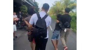 Penangkapan-diduga-pelaku-penjambretan-di-kawasan-Canggu-pada-Selasa-14-Februari-2023.jpg