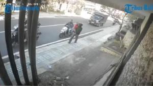 Pencurian-motor-di-Kuta-Selatan-pelaku-terekam-CCTV.jpg