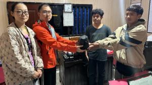 Penemu-Tas-akhirnya-mengembalikan-tas-WNA-Cina-yang-sebelumnya-dilaporkan-hilang-di-Polres-Jembrana.jpg