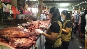 Pengecekan-daging-babi-oleh-Distan-Denpasar-jelang-Galungan.jpg
