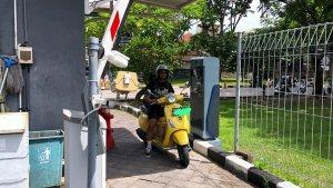 Pengendara-sepeda-motor-saat-menggunakan-mesin-dispenser-manless-parkir-roda-dua.jpg