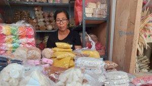 Penjual-jajanan-upakara-di-Pasar-Yadnya-Blahbatuh.jpg