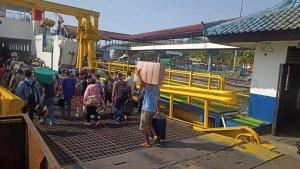 Penumpang-yang-menyeberang-dari-Pelabuhan-Padang-Bai-menuju-Pelabuhan-Lembar-Lombok-Barat.jpg