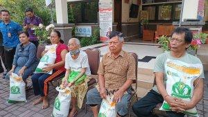 Penyerahan-Bantuan-Pangan-Tahap-2-di-Desa-Pemecutan-Kaja.jpg