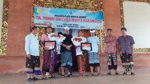 Penyerahan-hadiah-dari-Ketua-Dewan-ke-Purnama-dan-Purbawa-oleh-Ketua-Dewan-Tabanan.jpg
