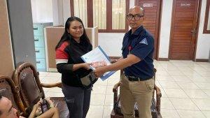 Penyerahan-klaim-ganti-rugi-motor-yang-hilang-saat-parkir-di-Lapangan-Puputan.jpg