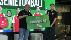 Penyerahan-simbolis-plakat-program-coaching-clinic-Gojek-dengan-Bali-United-FC.jpg