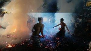 Perang-api-di-Desa-Adat-Nagi-Ubud-Gianyar-Bali-Minggu-10-Maret-2024.jpg