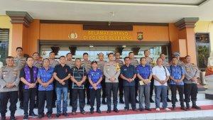 Perbekel-Desa-Sidetapa-Kecamatan-Banjar-Buleleng-I-Made-Sutama-tengah-baju-biru.jpg