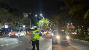 Personel-Polres-Kawasan-Bandara-I-Gusti-Ngurah-Rai-mengatur-arus-lalu-lintas.jpg