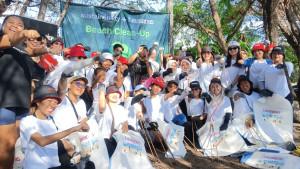 Peserta-aksi-Beach-Clean-Up-di-Pantai-Mertasari-berfoto-bersama-sebelum-memulai-kegiatan.jpg