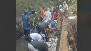 Petani-di-Kabupaten-Gianyar-Bali-gotong-royong-memperbaiki-saluran-irigasi-yang-rusak.jpg