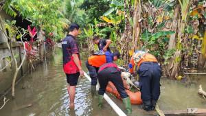 Petugas-BPBD-Karangasem-tetap-berupaya-menyedot-air-swfvg.jpg