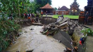 Petugas-BPBD-Klungkung-dan-warga-di-Desa-Adat-Dawan-bergotong-royong.jpg