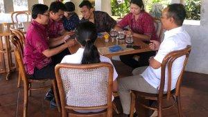 Petugas-BPKAD-Gianyar-saat-mendata-wajib-pajak-daerah-belum-lama-ini.jpg