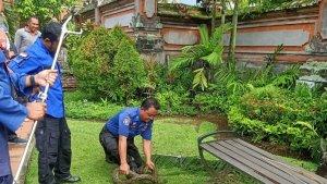Petugas-Damkar-Klungkung-saat-evakuasi-ular-piton-di-Objek-Wisata-Kerta-Gosa.jpg
