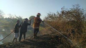 Petugas-Pemadam-Kebakaran-Damkar-padamkan-kobaran-api-yang-membakar-lahan-warga-di-Kec-Kubu.jpg