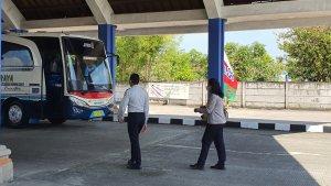 Petugas-Terminal-Mengwi-saat-melakukan-pemeriksaan-pada-Bus-yang-datang-ke-Terminal.jpg