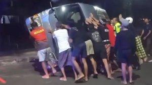 Petugas-bersama-warga-saat-membantu-evakuasi-minibus-terguling-di-Jalan-Sudirman.jpg