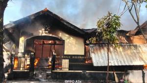Petugas-damkar-polisi-dan-masyarakat-gotong-royong-memadamkan-kebakaran.jpg