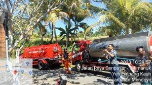 Petugas-damkar-saat-tiba-dan-mengecek-lokasi-titik-informasi-kebakaran-palsu.jpg