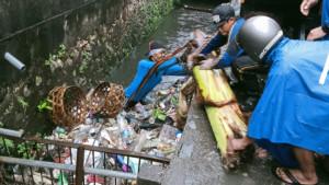 Petugas-dari-Dinas-PUPR-Kota-Denpasar-melakukan-pembersihan-sampah-di-saluran-drainase.jpg