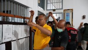 Petugas-gabungan-dari-Polres-Jembrana-dan-Kodim-1617Jembrana.jpg