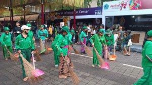 Petugas-kebersihan-saat-bertugas-di-Denfest-ke-17-ii.jpg