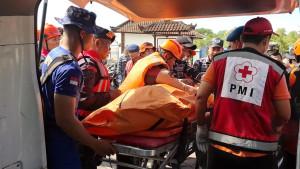 Petugas-melakukan-evakuasi-jenazah-korban-banjir-yang-ditemukan-di-Bendungan.jpg