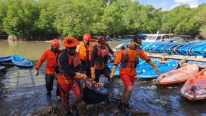 Petugas-melakukan-evakuasi-jenazah-korban-banjir.jpg