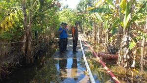 Petugas-melakukan-penyedotan-air-banjir-yang-menggenang-Banjar-Dinas-Tengading.jpg