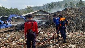 Petugas-memadamkan-api-yang-membakar-tumpukan-sampah-di-Br-Bugbug.jpg