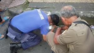Petugas-pemadam-kebakaran-Klungkung-saat-berupaya-evakuasi-handphone-yang-jatuh.jpg