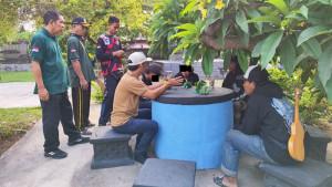 Petugas-saat-melakukan-pembinaan-dan-pendataan-identitas-terhadap-anak-telantar.jpg