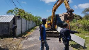 Petugas-tengah-melakukan-pemasangan-pagar-tembok-beton-pembatas-digeser.jpg