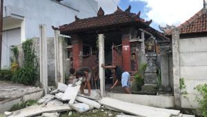 Petugas-yang-disewa-oleh-GWK-Cultural-Park-Bali-tengah-membongkar-pagar.jpg