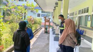 Pihak-keluarga-saat-mendatangi-ruang-Jenazah-RSU-Negara-Jembrana-Selasa-7-Oktober-2025.jpg