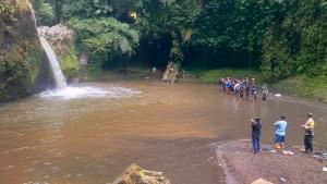 Polisi-dan-penyelam-lokal-saat-melakukan-pencarian-Gede-Putra-di-air-terjun-Kebo-Iwo.jpg