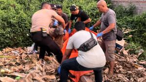 Polisi-dibantu-warga-sekitar-saat-melakukan-evakuasi-jenazah.jpg